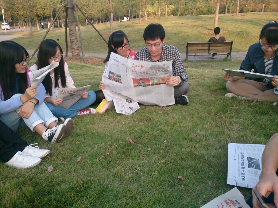 威尼斯wns8855662012级党支部学习贯彻十八届四中全会精神