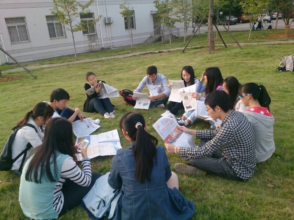 威尼斯wns8855662012级党支部学习贯彻十八届四中全会精神