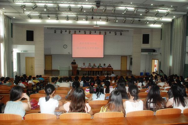 威尼斯wns885566(会硕中心)2014级研究生开学典礼隆重举行